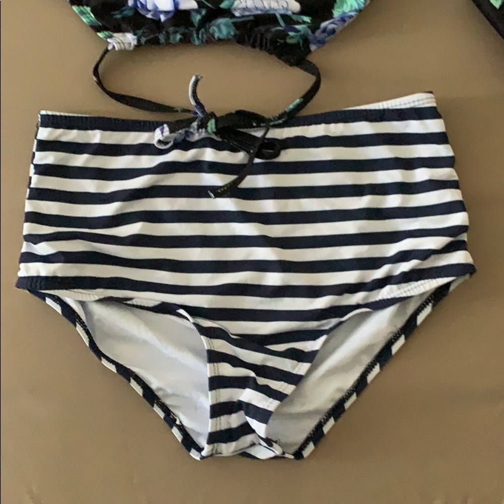 Bikinis - Picture 2 of 6